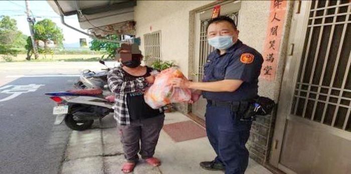 單親母獨自照顧就學子　暖警贈物資度難關