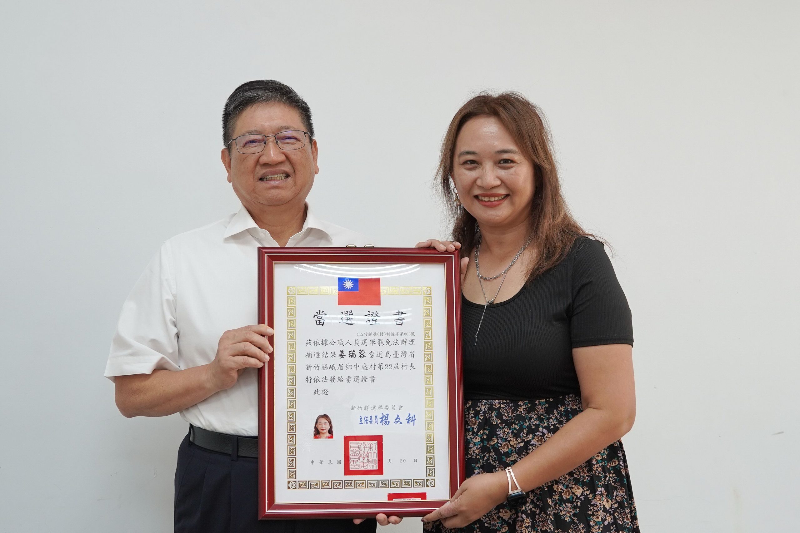 姜瑞蓉遞補當選峨眉鄉中盛村第22屆村長 楊縣長頒當選證書肯定實至名歸