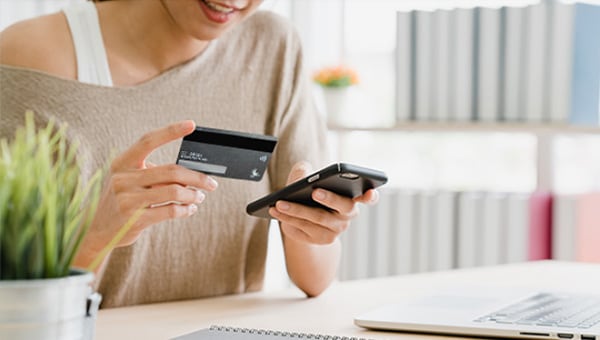 花旗銀行同時陸續推出全新「 Citi Mobile® App 交易授權服務」，透過推送通知直接於Citi Mobile® App授權網上購物。