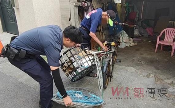 拾荒翁物品散落危及交通 斗南警協助並溫馨護送返家