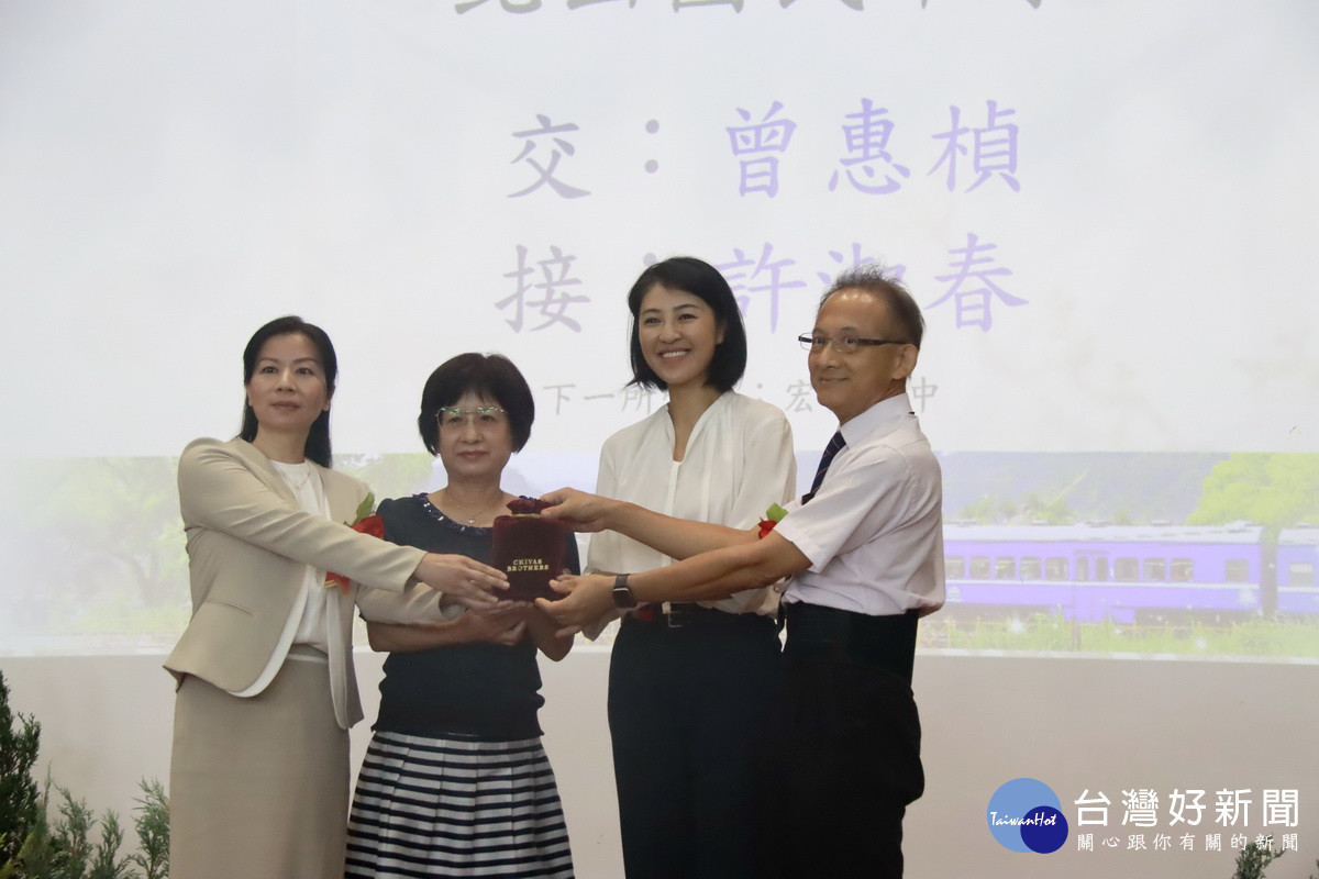 許縣長與陳美秀處長主持監交新卸任校長印信交接。(記者扶小萍攝)