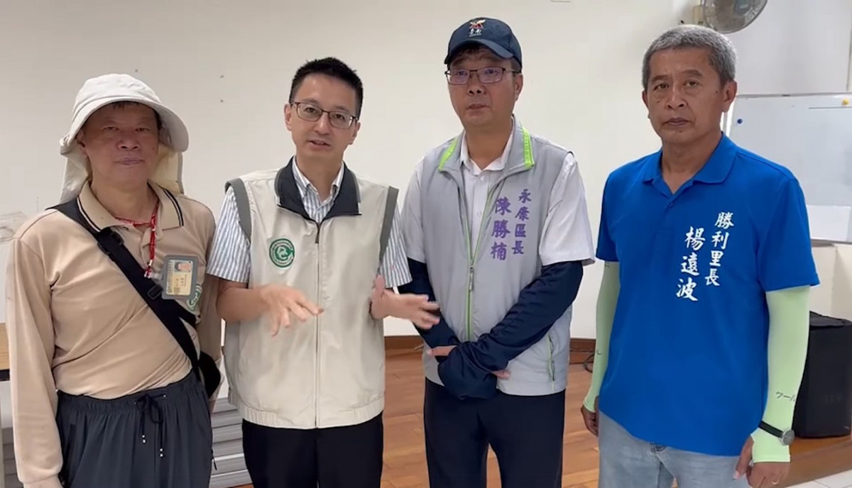 衛福部疾管署副署長羅一鈞（中左1）（圖／翻攝自衛福部疾病管制署Facebook）
