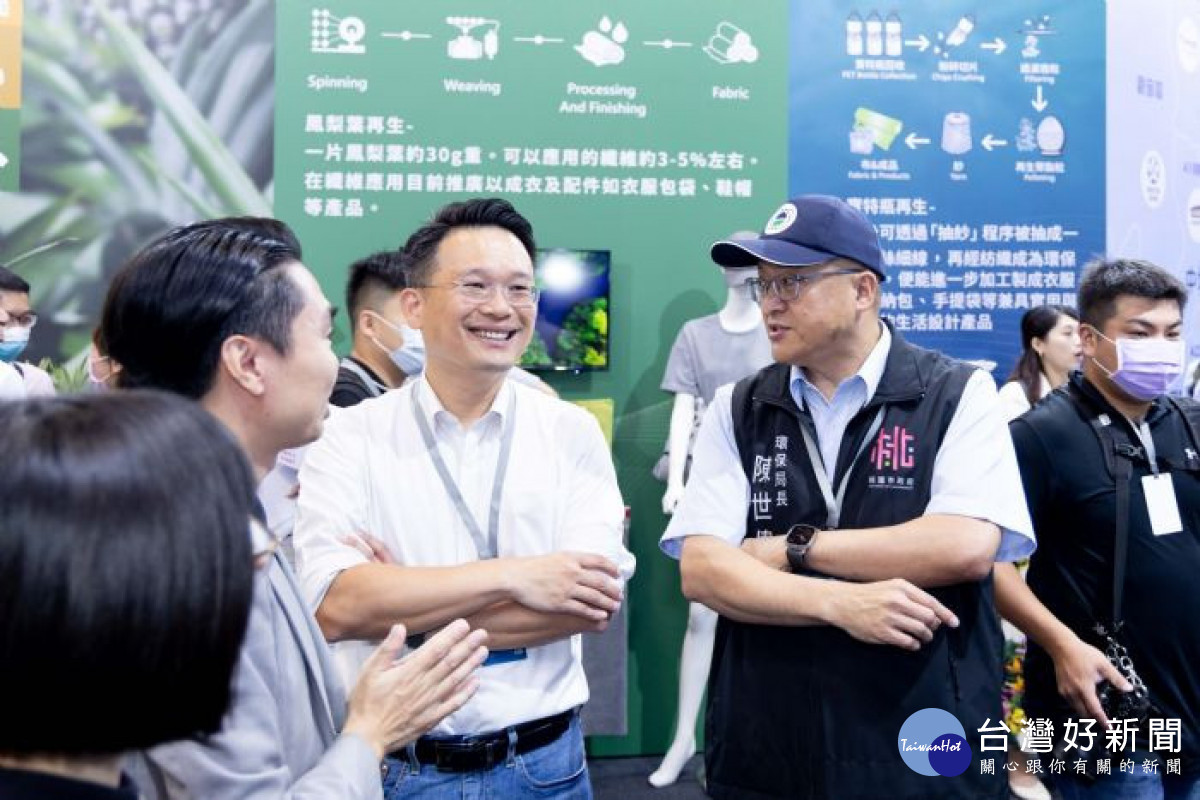 蘇副市長及環保局陳局長進行展區參觀導覽。