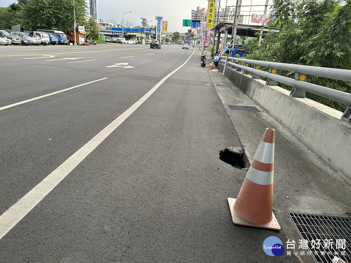 坍塌處前方是南投市民族路芳美路中興路交會處。（記者扶小萍攝）