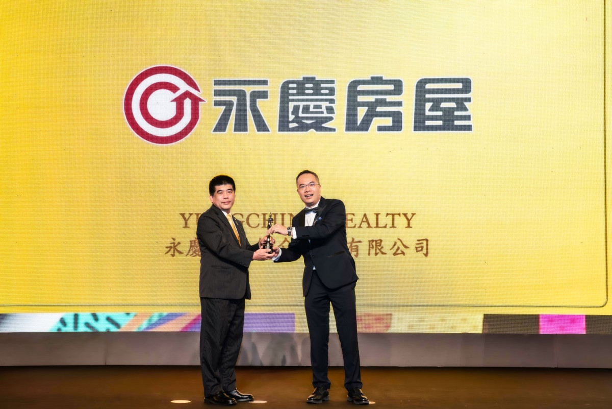 永慶房屋吳良治總經理(左)接過2023亞洲最佳企業雇主獎獎盃,成功締造六連霸。