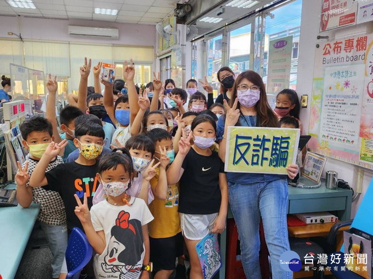 ▲小朋友和老師到梓官戶政事務所進行參訪。