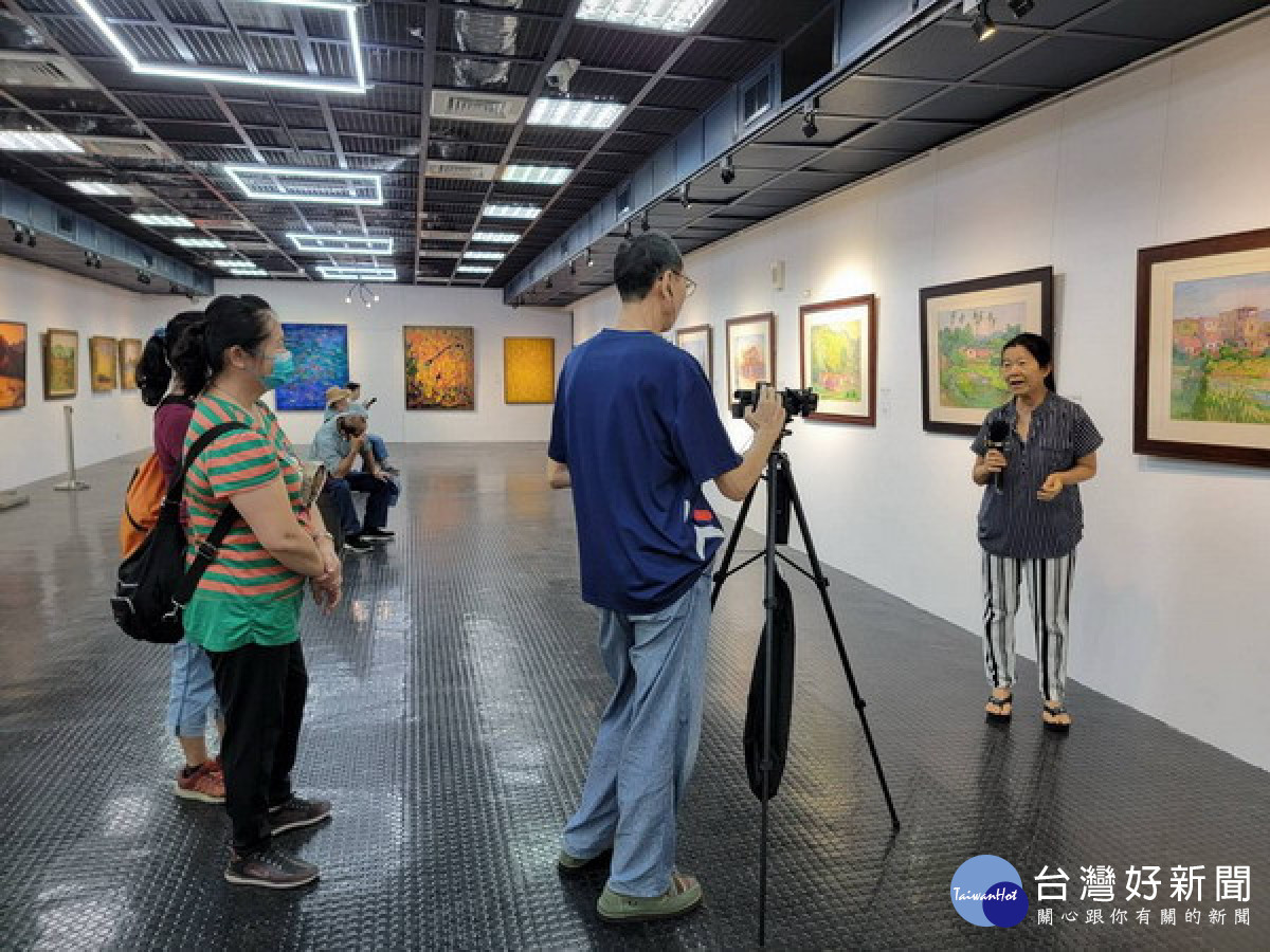 ▲美濃客家文物館展出黃淑蓮女士40年來遊歷臺灣各地及近年旅居美濃的寫景之作。