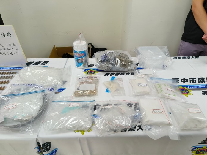 (掃黑片)台中警方掃黑打詐!查獲黑槍9支毒品逾5公斤 逮假性交易詐騙集團11人 64 | 社會 社會 記者爆料網