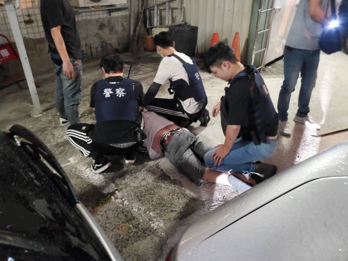 (敲破車窗緝捕毒犯片)霧峰警方緝毒遭嫌犯倒車衝撞 員警破窗逮獲3嫌 62 | 社會 社會 記者爆料網
