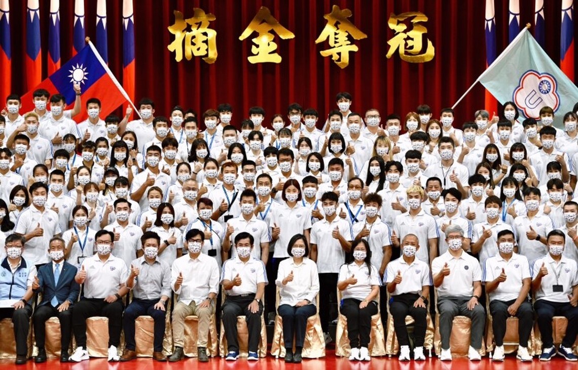蔡英文為成都世大運代表團授旗 勉勵選手突破自我