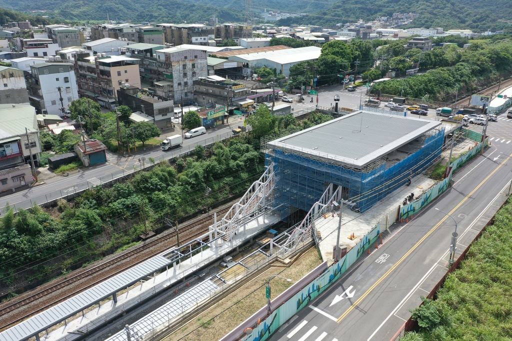 CH01標鳳鳴臨時站-車站站體及臨時月台結構完成（圖：交通部鐵道局）