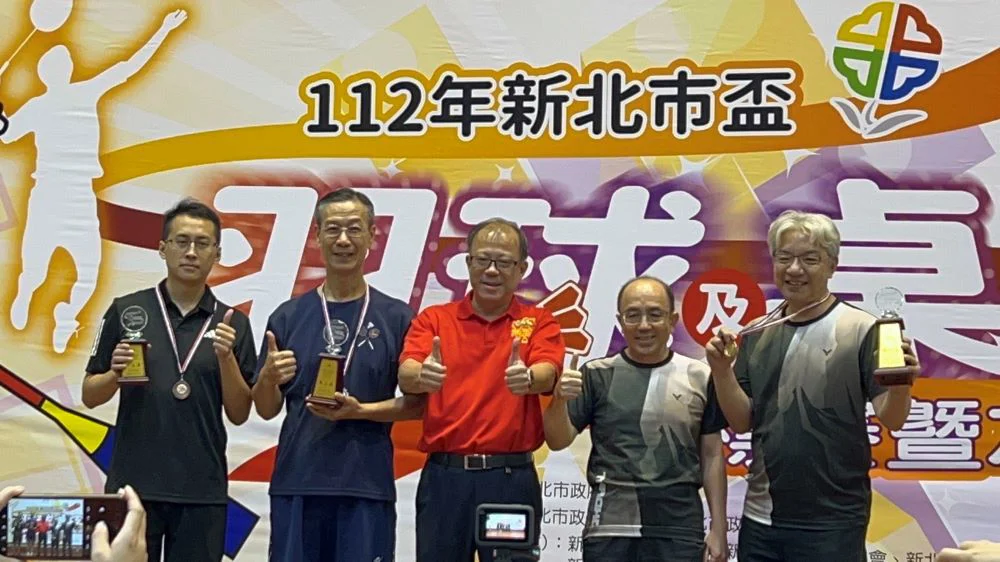 市府人事處長林正壹頒男子組獎盃。〈新北市警局提供〉