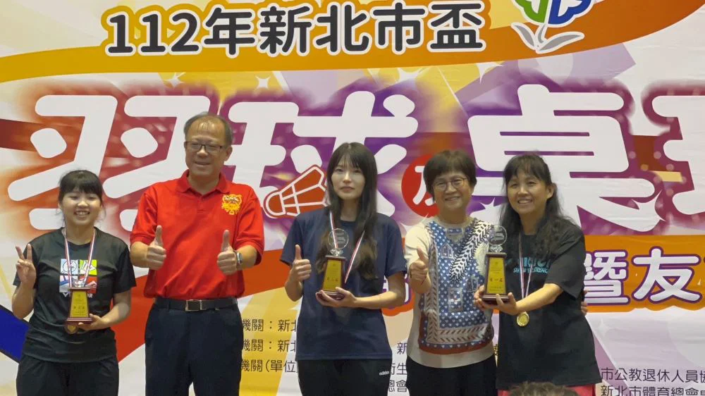 市府人事處長林正壹頒女子組獎盃。〈新北市警局提供〉