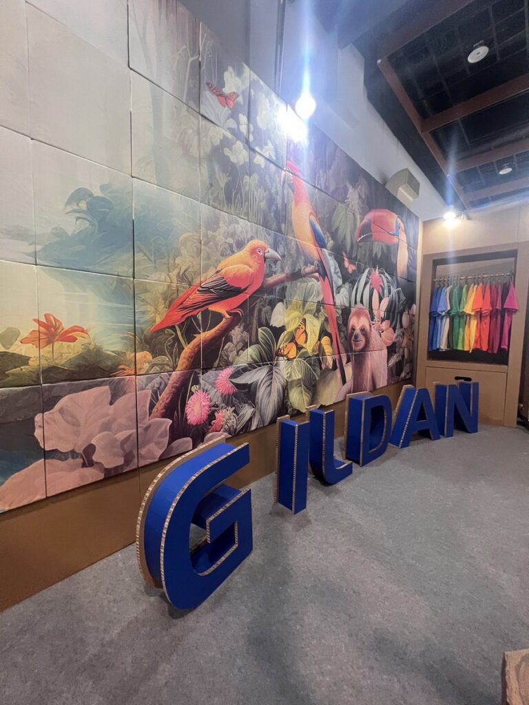 135件淘汰衣打造創意熱帶雨林壁畫,2023亞太永續展GILDAN吉爾登引領綠色時尚