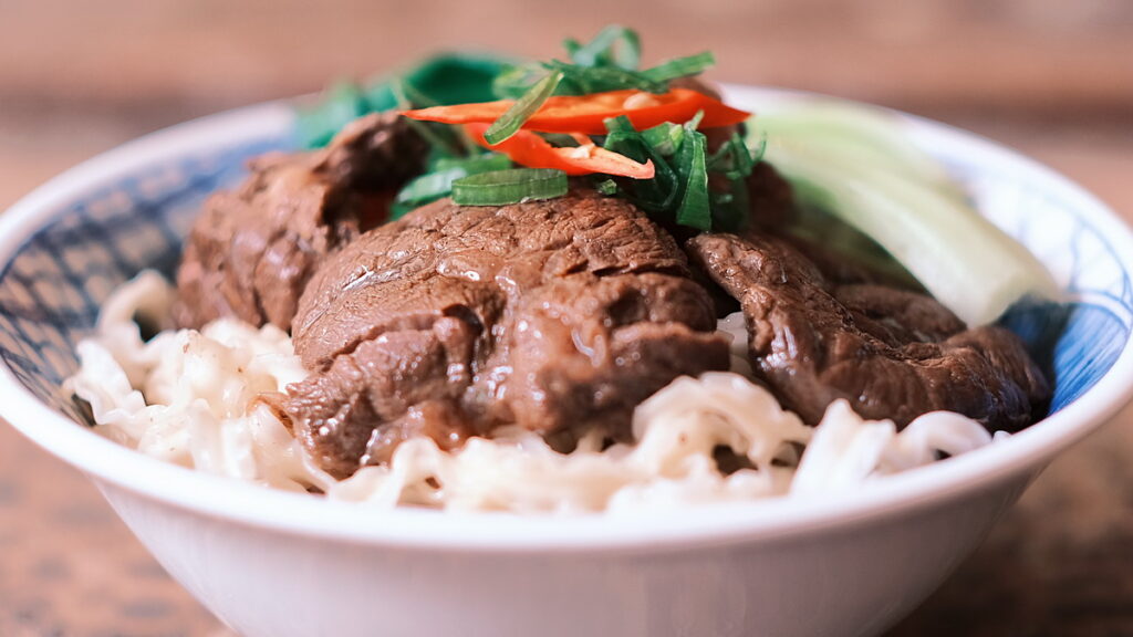 必比登推薦之一-創立半世紀的牛肉湯老店「阿村牛肉湯」,帶來的極限定乾拌牛肉拌麵,絕對讓你齒頰留香