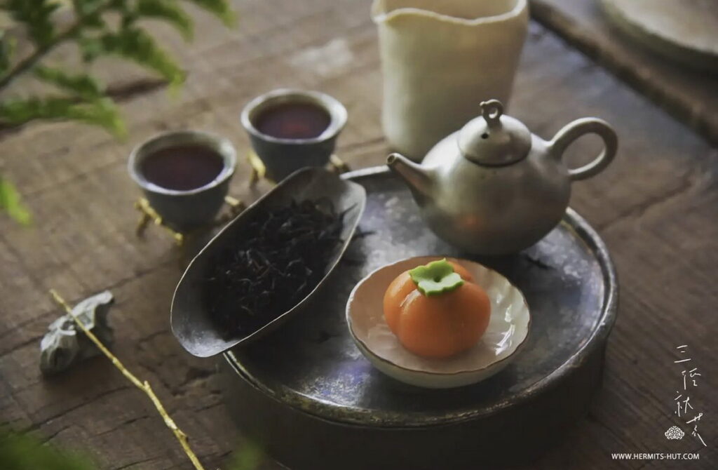 美感係茶館「三徑就荒」,帶來如同美酒的好茶及經典茶席,讓你我在熱鬧的人群中,找到一個屬於自己回歸自然平靜的地方,細細品茶