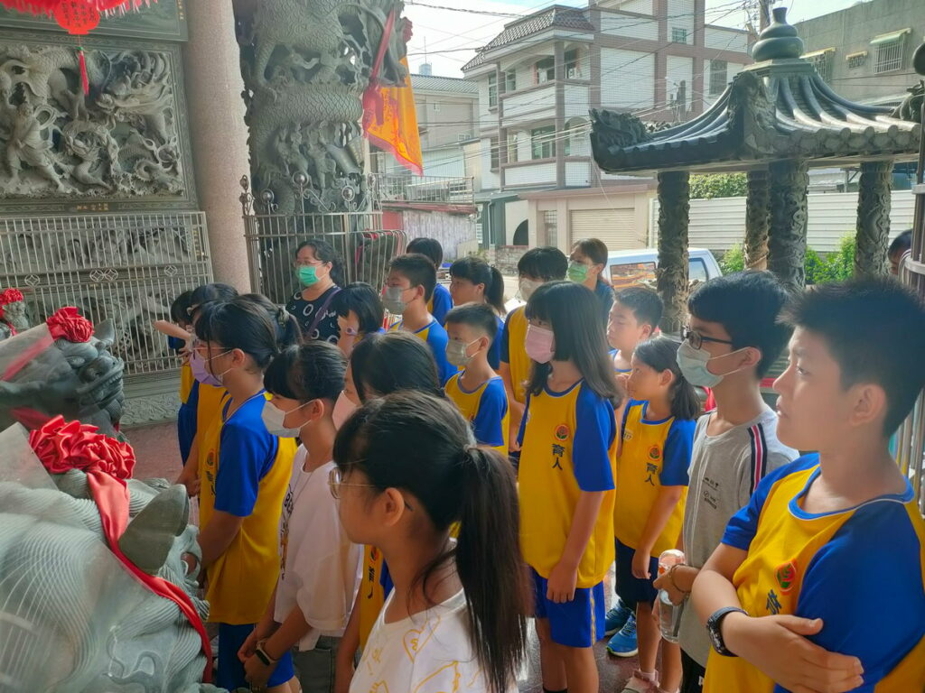 育人國小將出國交流 行前參拜廟宇
