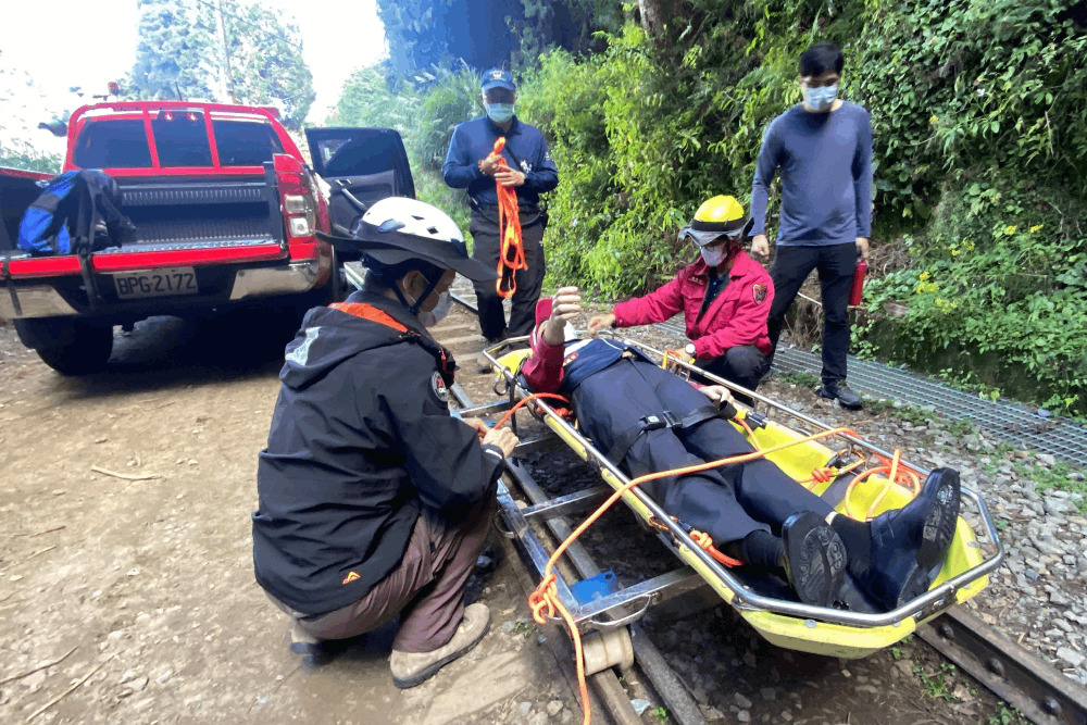 眠月線登山意外頻傳 嘉縣阿里山消防分隊DIY台車助救援 292 眠月線登山意外頻傳 嘉縣阿里山消防分隊DIY台車助救援 291