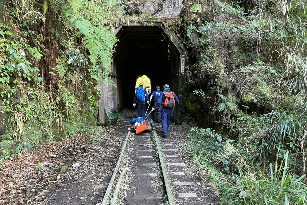 眠月線登山意外頻傳 嘉縣阿里山消防分隊DIY台車助救援 294 眠月線登山意外頻傳 嘉縣阿里山消防分隊DIY台車助救援 293