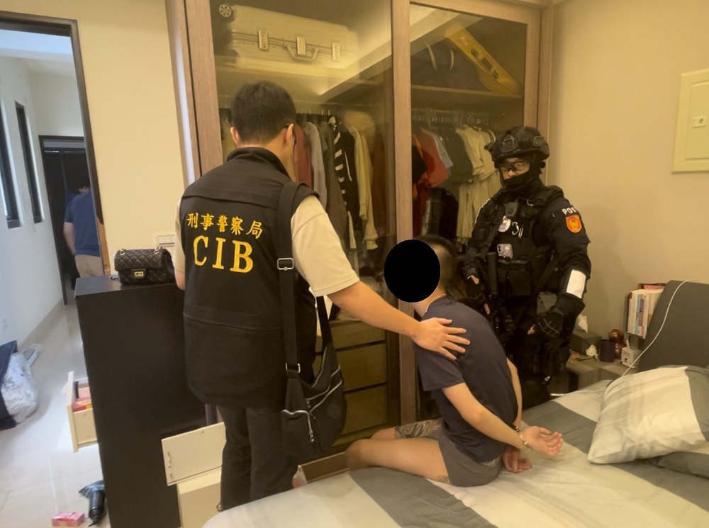刑事局掃蕩竹聯幫 南打破明仁會高雄水房查扣千萬元 302 刑事局掃蕩竹聯幫 南打破明仁會高雄水房查扣千萬元 301