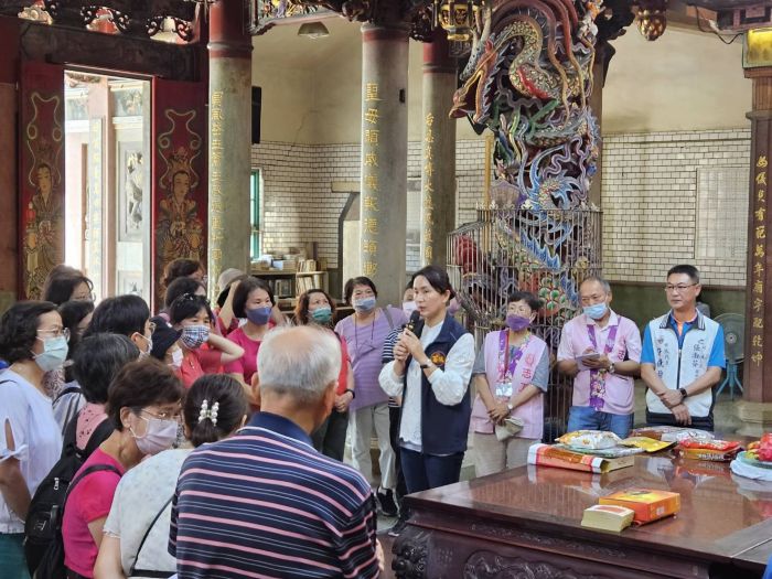 頭份市立圖書館帶領長輩 走讀百年大廟永貞宮