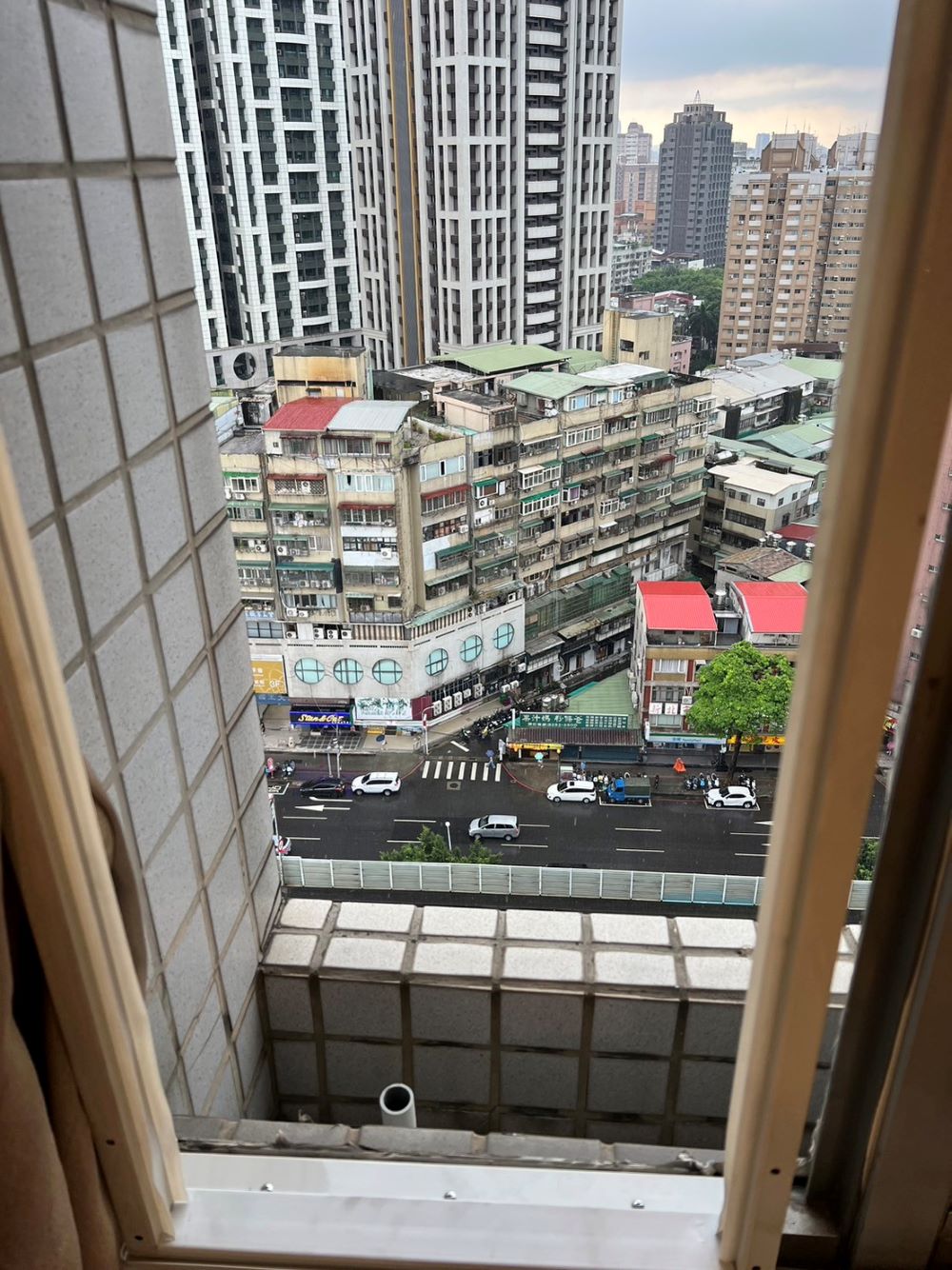 裝冷氣機飛落砸路人   工人送辦3萬交保