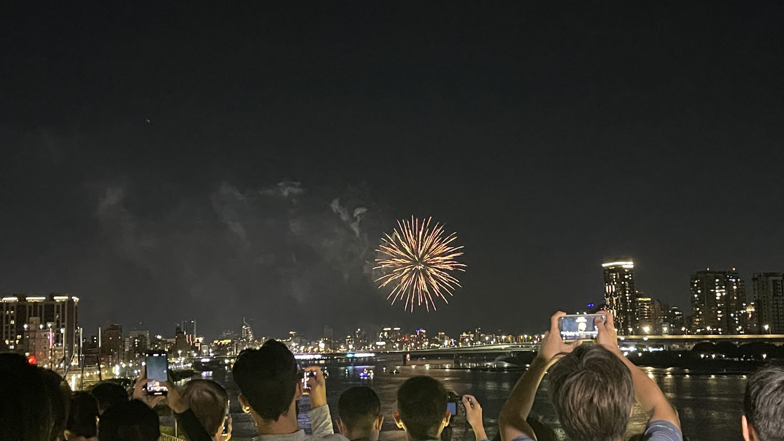 2023大稻埕夏日閃亮登場,絢麗臺北夜空。