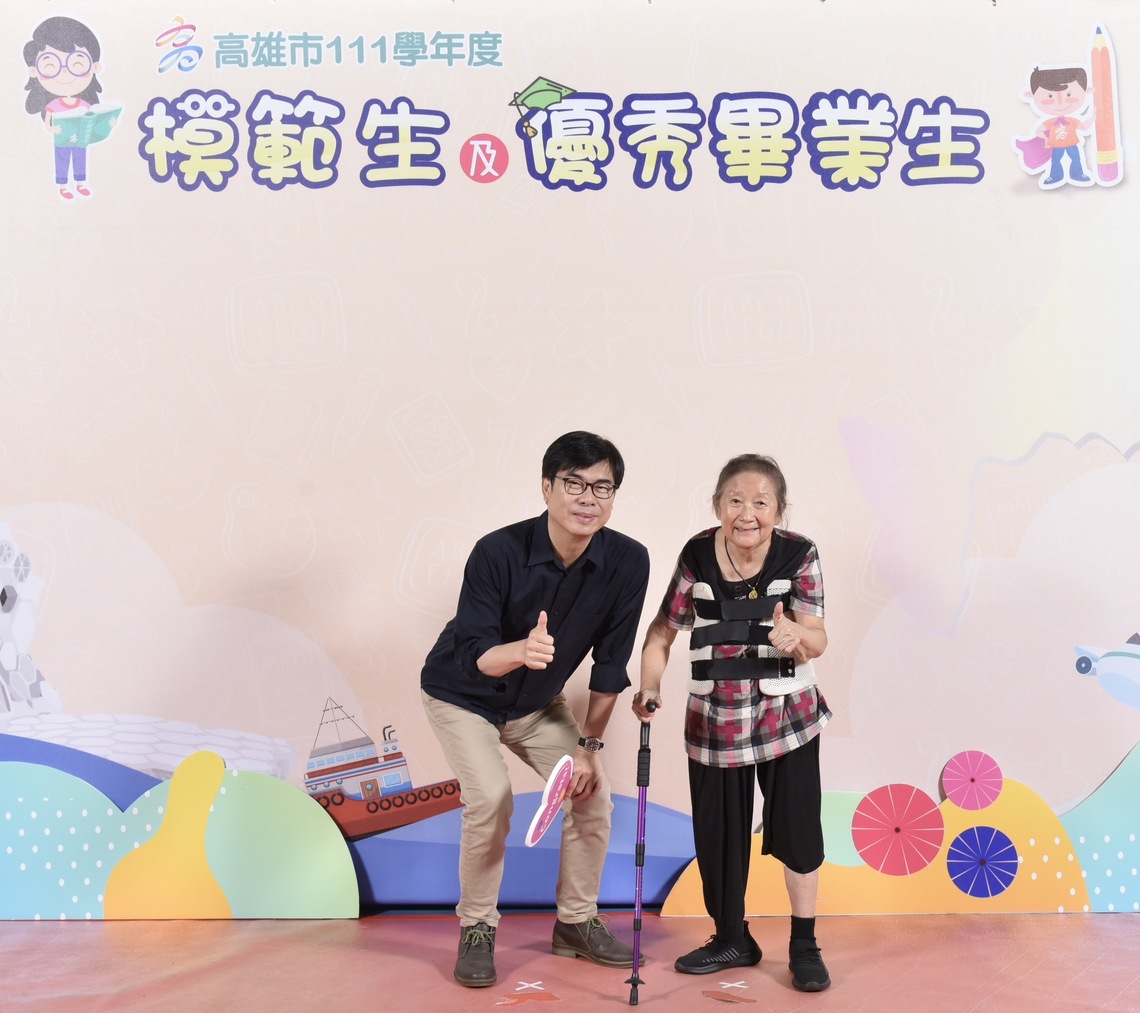 漾新聞|高雄市模範生與市長合影 特教生穿志工服模範生與愛狗入鏡補校81歲最長畢業生