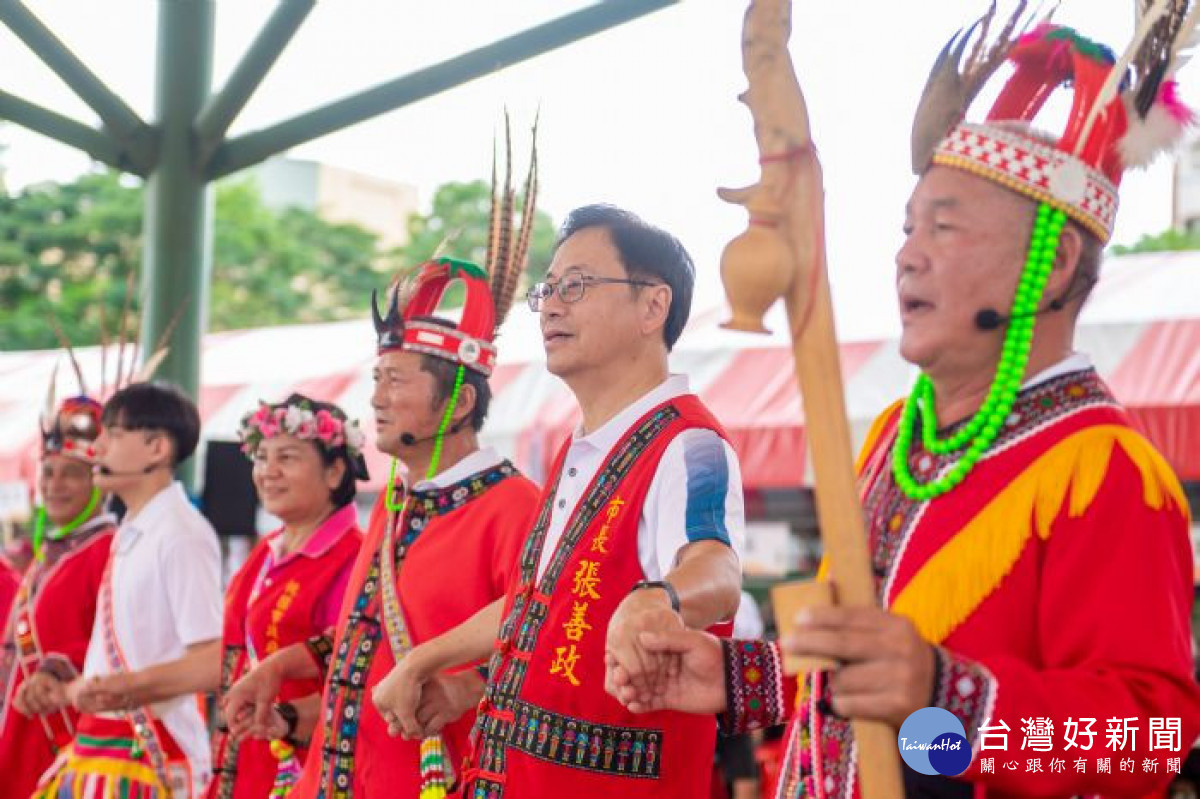 張市長參與豐年祭傳統舞蹈。