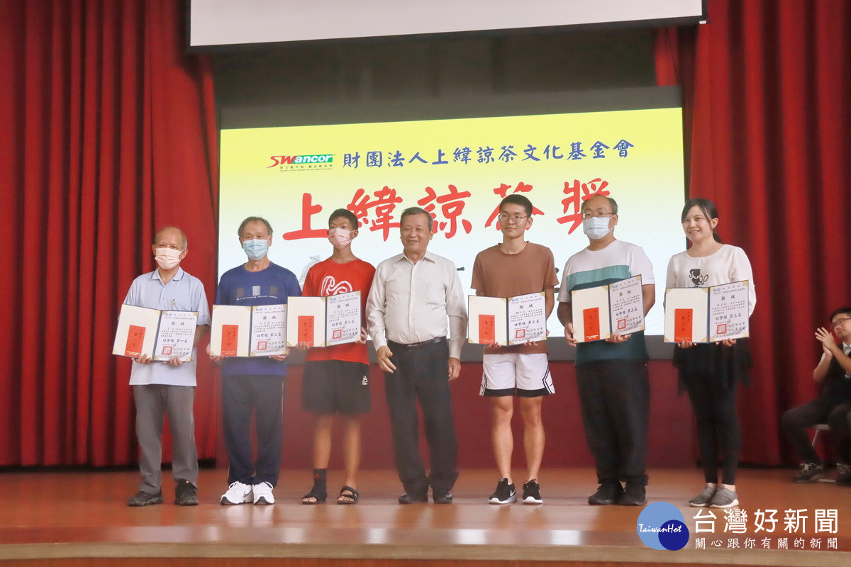 副縣長王瑞德為社會組優勝頒獎。(記者扶小萍攝)