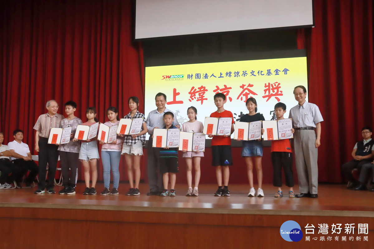 蔡董事長為國小高年級組頒獎。(記者扶小萍攝)