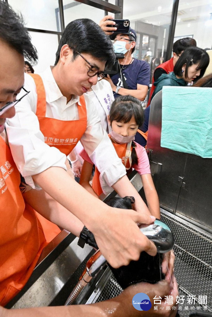 ▲陳其邁小心翼翼為狗狗清洗、擦拭、烘乾,提倡大眾從認識到認養。