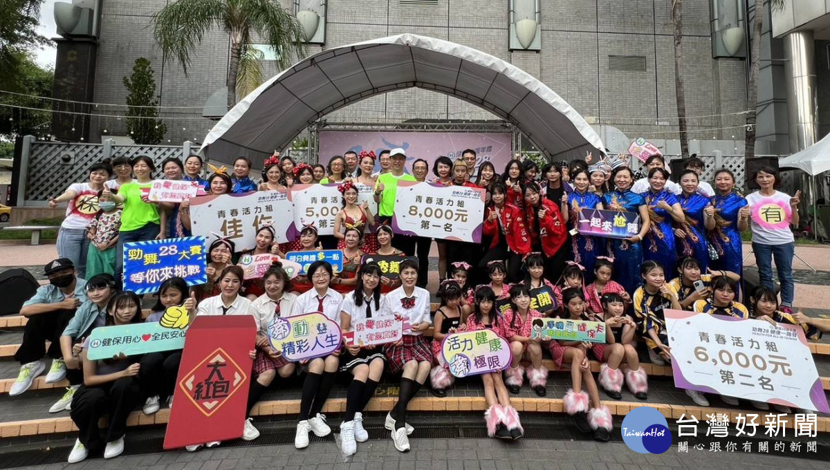 健保署長與青春活力組得獎隊伍合影
