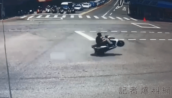 (挑釁警察片)機車騎士在竹北派出所前囂張「翹孤輪」警方:調監視器抓人 62 2023 07 22 152928 | 社會 社會 記者爆料網
