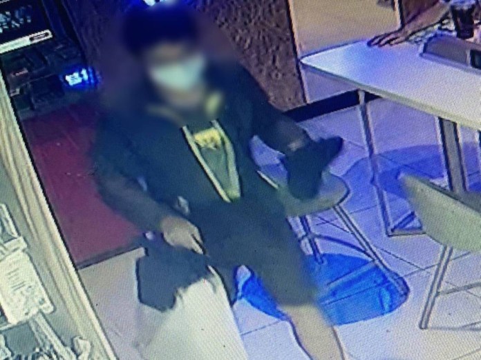 假遊客拉行李逛超商 男竟趁機偷櫃檯現金3千 61 EFF5BFB2 C52F 4CE9 AFD2 76655C8F3E04 | 社會 社會 記者爆料網