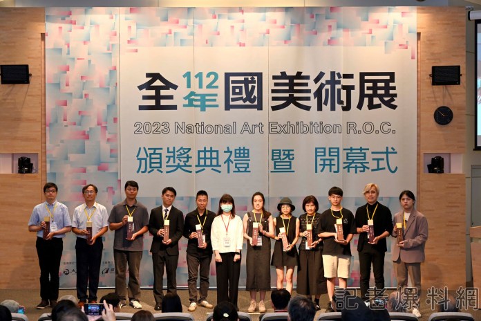 112年全國美術展121位藝術家獲獎 88 6)與金牌獎得主合影 | 藝文娛樂 藝文娛樂 記者爆料網