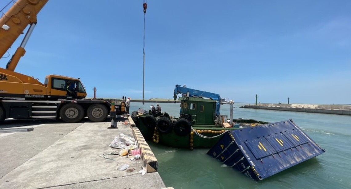 天使輪空貨櫃落海漂流 高雄港緊急動員打撈並進行船體抽油作業