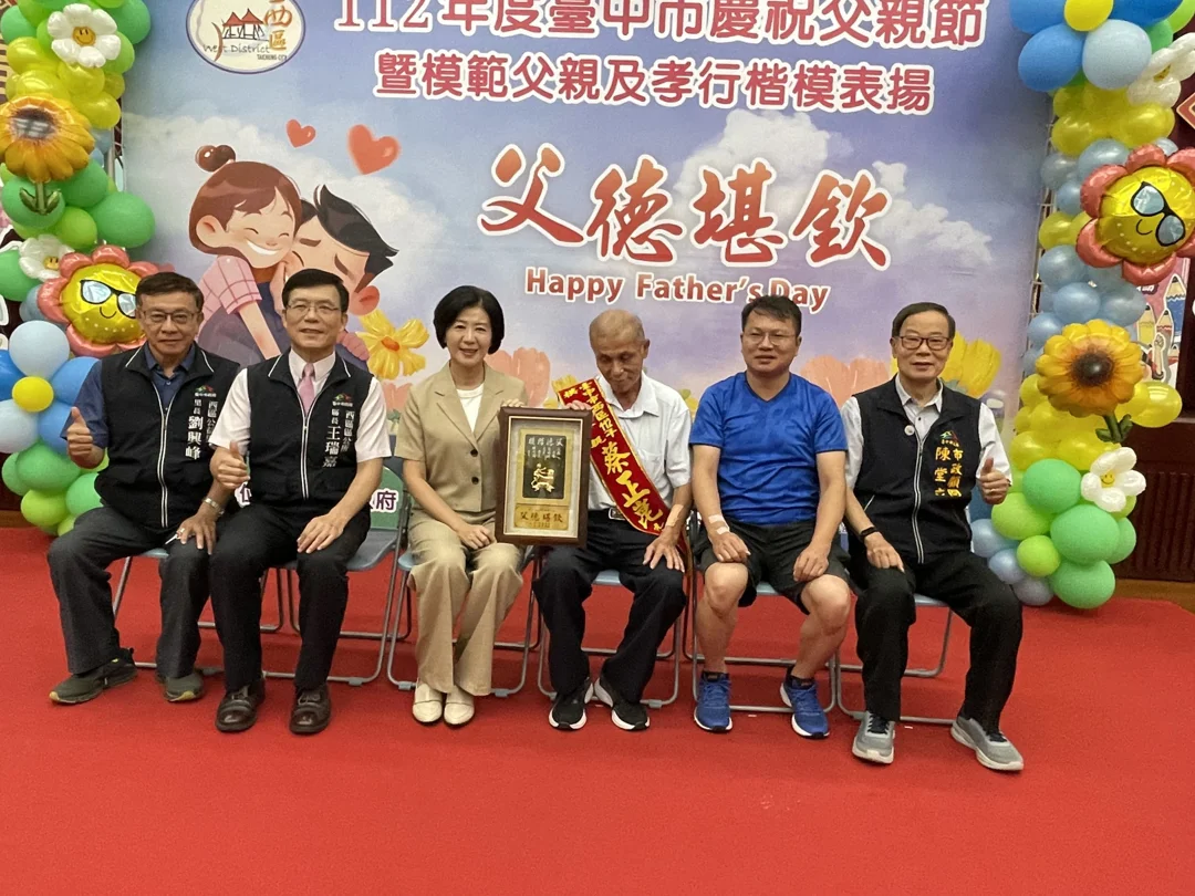 公益里模範父親蔡正崑，接受王育敏副市長頒獎，劉興峰里長、陳堂立市政顧問陪同。（圖/記者謝榮浤拍攝)