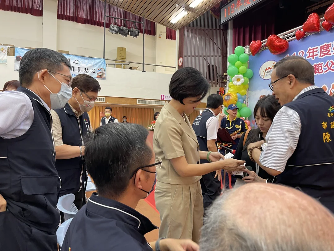 里長們與王育敏副市長互動，冠蓋雲集好不熱鬧。（圖/記者謝榮浤拍攝)