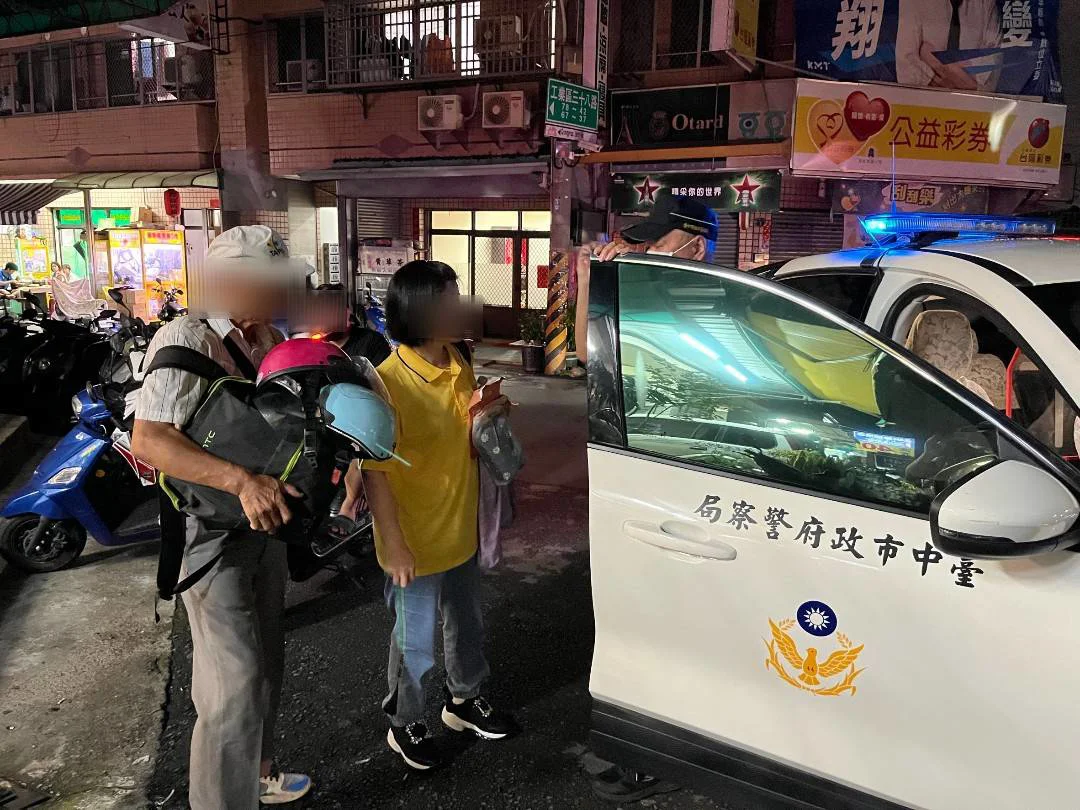 黑暗中的一盞明燈 深夜遇「貴人」｜熱心警助機車拋錨翁脫困