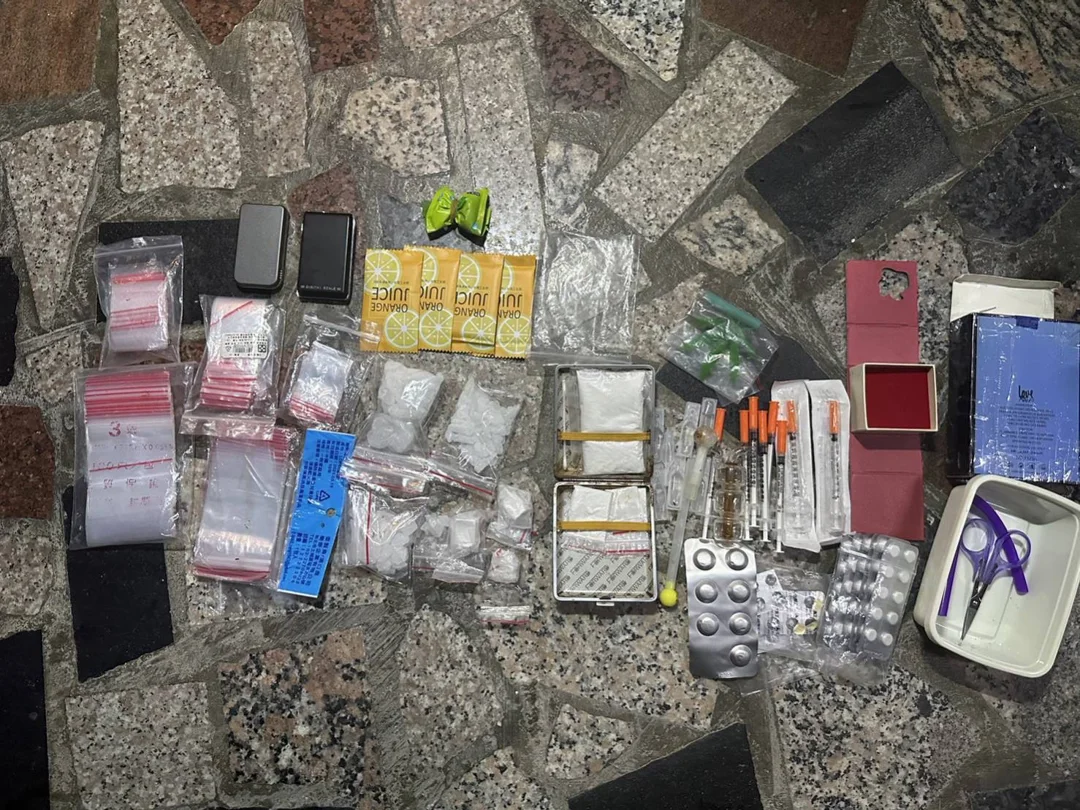 現場查扣第一級毒品海洛因8包、安非他命4包、毒品咖啡包4包、分裝袋1包、電子磅秤及手機等贓證物。(圖/記者江雁武翻攝)