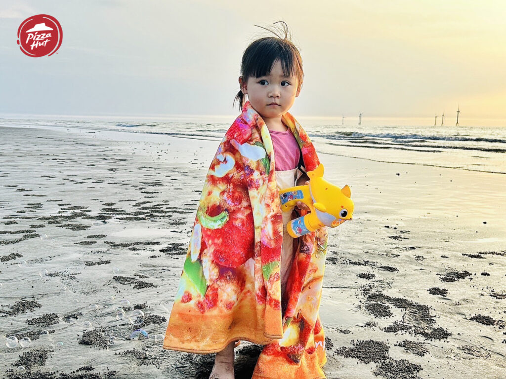 圖三:必勝客「比薩造型浴巾」超猛多用途!海邊、泳池、在家沐浴都用得上的必備單品,絕對是夏日裡最時尚、獨一無二的單品配件!