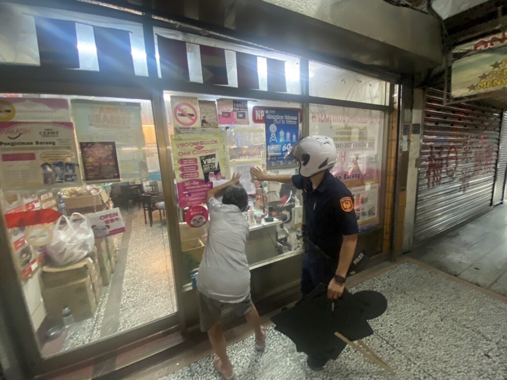 基警針對轄內印尼、越南等商店張貼相對應語言之文宣，以利外籍工作者閱讀