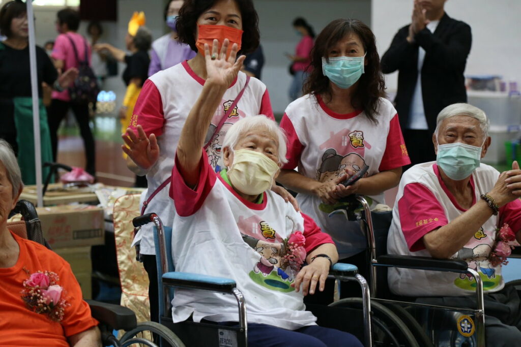 嘉寶們一同參加趴踢 嗨翻樂齡勇壯城