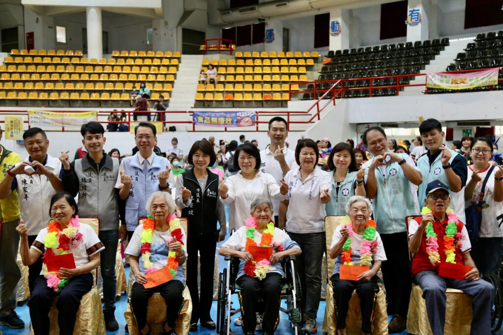 與90歲以上的嘉寶們合影