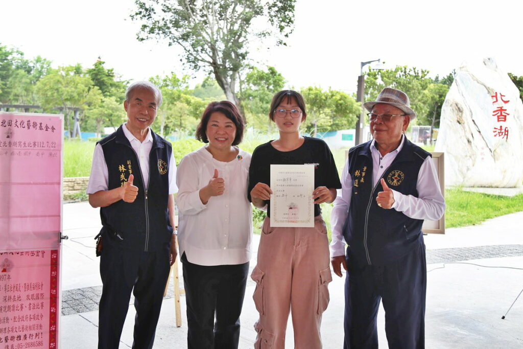 嘉義北回文化藝術基金會「嘉義心諸羅情-我愛北香湖」寫生比賽 黃敏惠市長到場鼓勵