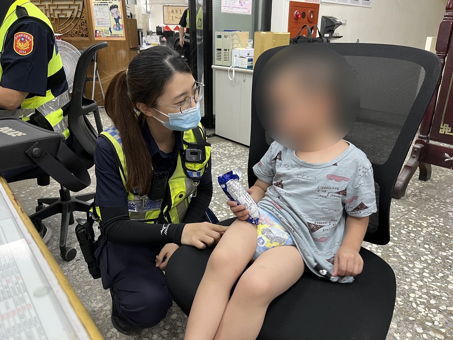 ▲圖說:4歲男童隻身逛大街,在警察叔叔阿姨的陪伴下開心吃餅乾 (圖/台中市政府提供)