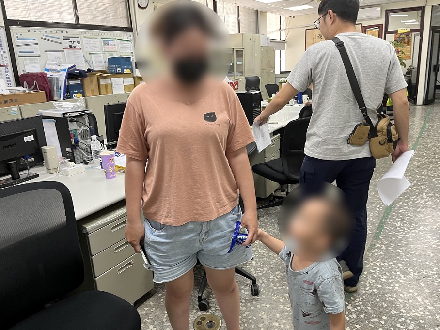 ▲圖說:媽媽找小孩,急得像熱鍋上的螞蟻,解門鎖逃脫的小男童卻好愜意 (圖/台中市政府提供)