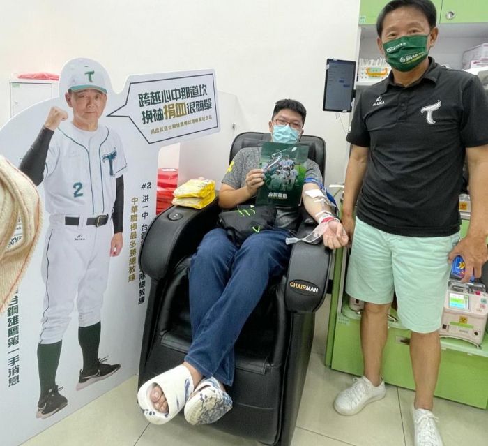 台鋼雄鷹總教練洪一中領軍號召民眾 樂當血庫真鷹雄
