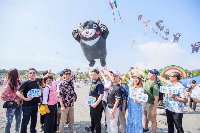 旗津風箏節開幕萬人追「風」趣 12米高雄熊風箏亮相